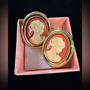 Vintage Mid Century Classic Cameo Oval Clip Earrings in Coral, Cream & Gold Tone